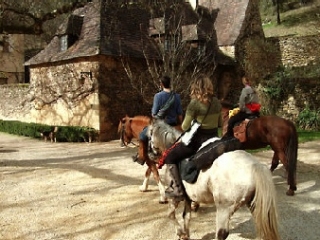  步行穿过多尔多涅省的一个小村庄 